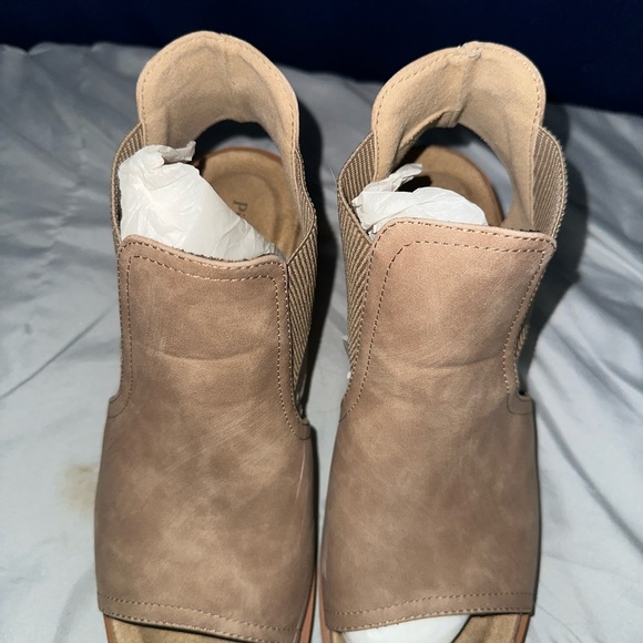 Pierre Dumas Peep Toe Platform Sandals - Picture 2 of 5